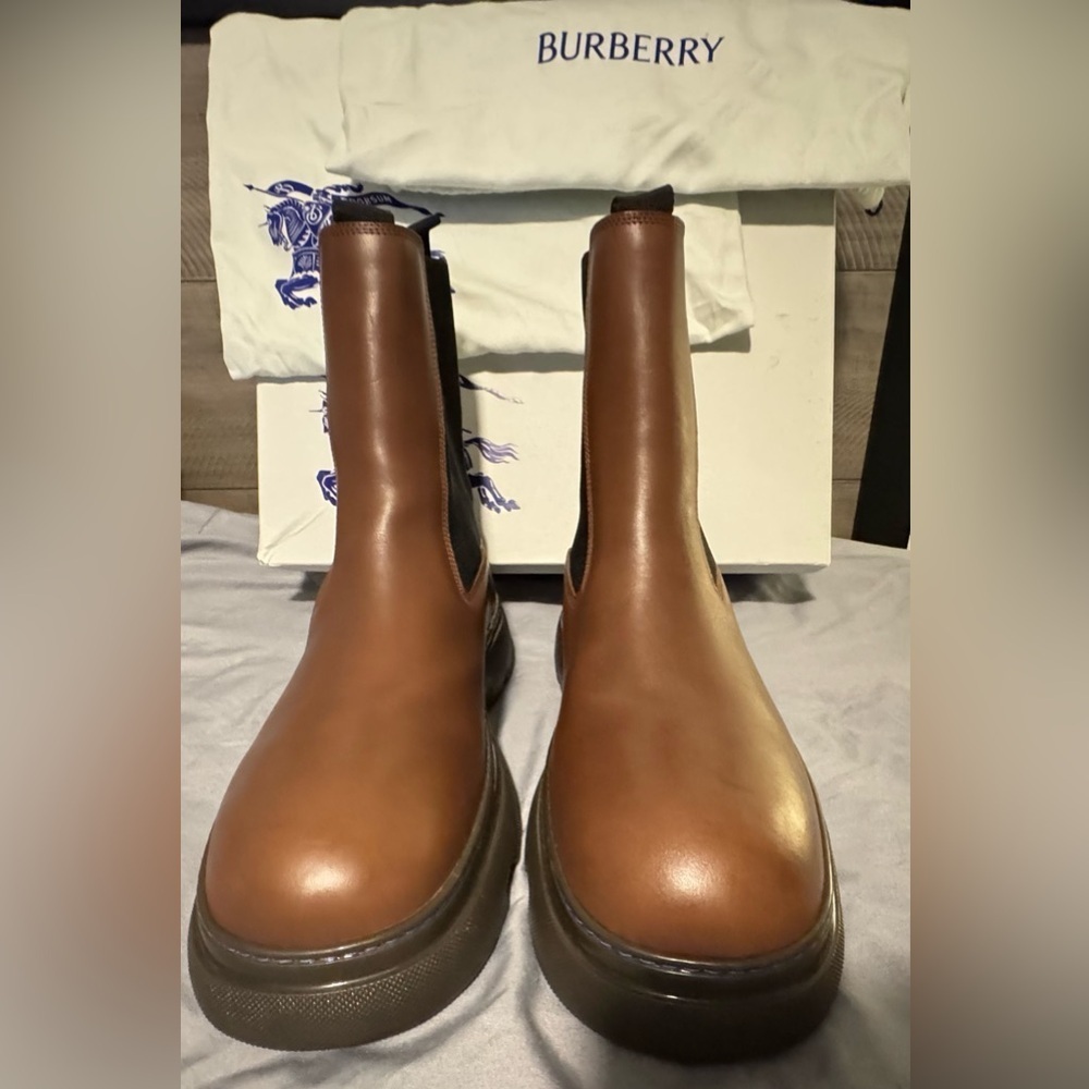 BURBERRY
Chelsea Boot in Walnut-hued leather
Mens EU 44 - Picture 5 of 12